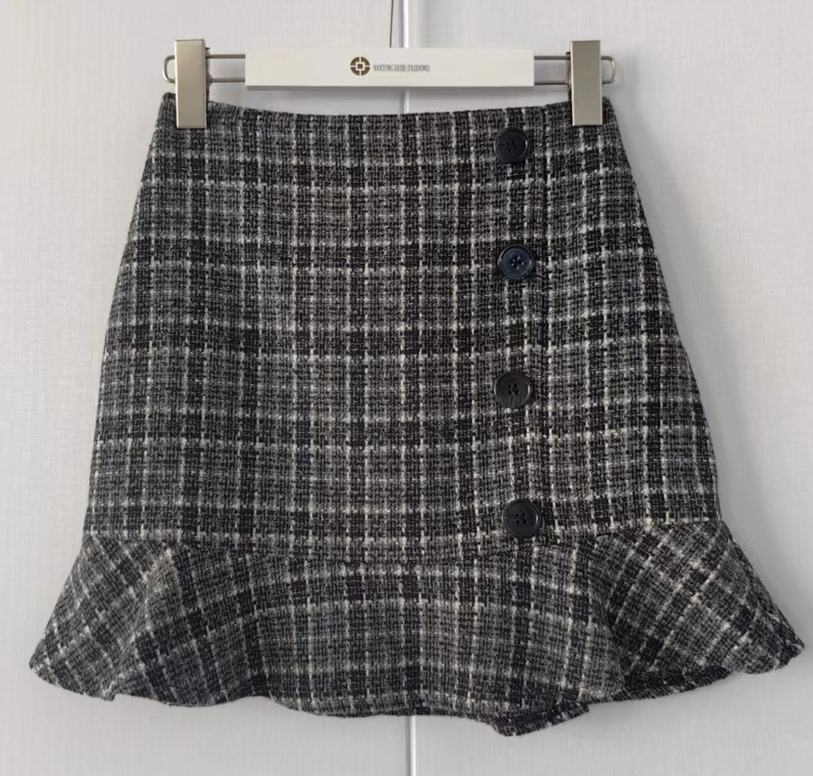 灰色格纹荷叶边短裙 — 十和样品实拍